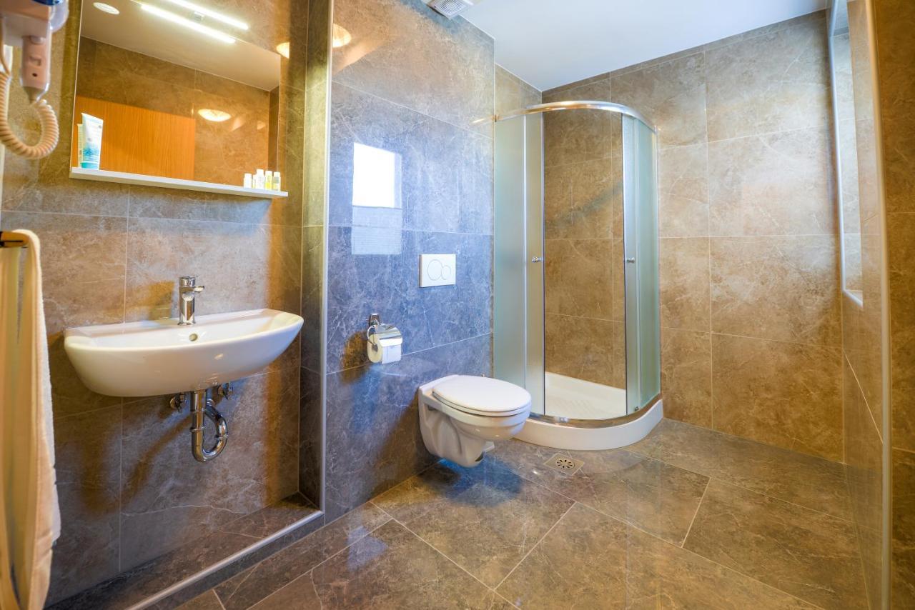 Hotel Baron Смледник Экстерьер фото