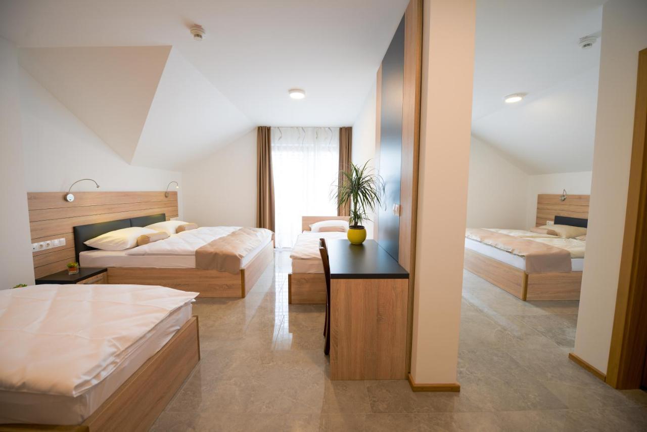 Hotel Baron Смледник Экстерьер фото