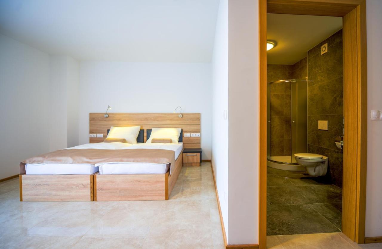 Hotel Baron Смледник Экстерьер фото