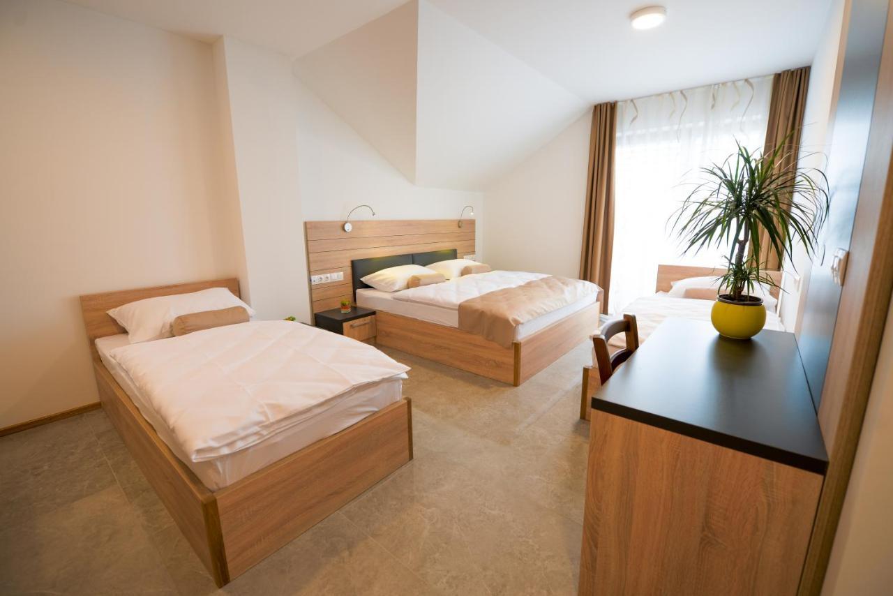 Hotel Baron Смледник Экстерьер фото
